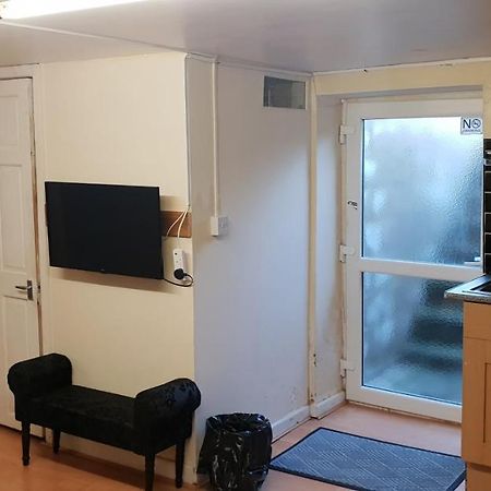 Private Basement Studio Flat With Modern Features Apartment Huddersfield Exterior photo