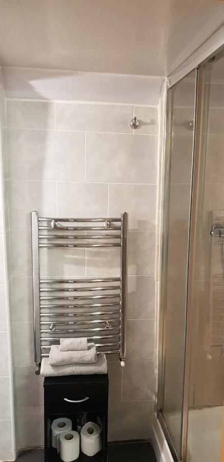 Private Basement Studio Flat With Modern Features Apartment Huddersfield Exterior photo
