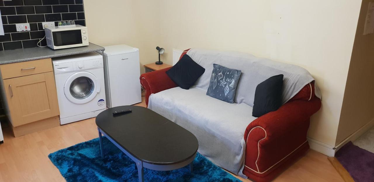 Private Basement Studio Flat With Modern Features Apartment Huddersfield Exterior photo