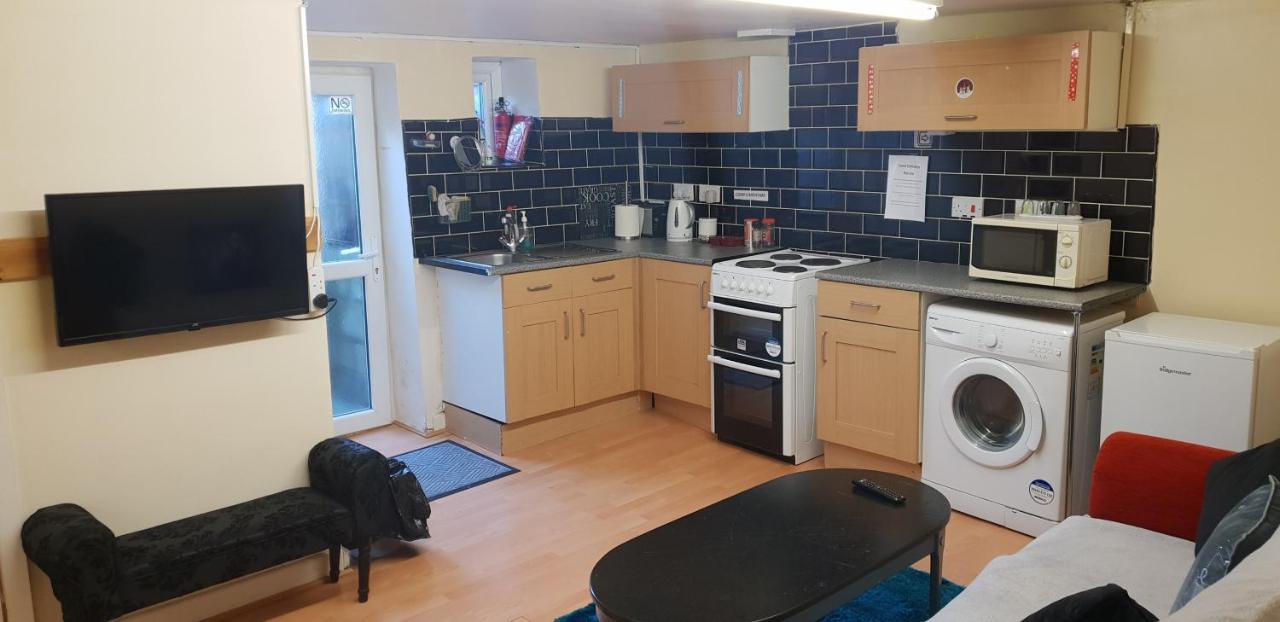 Private Basement Studio Flat With Modern Features Apartment Huddersfield Exterior photo